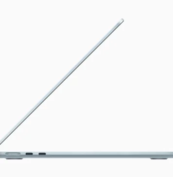 MacBook Air con M4 en color azul cielo