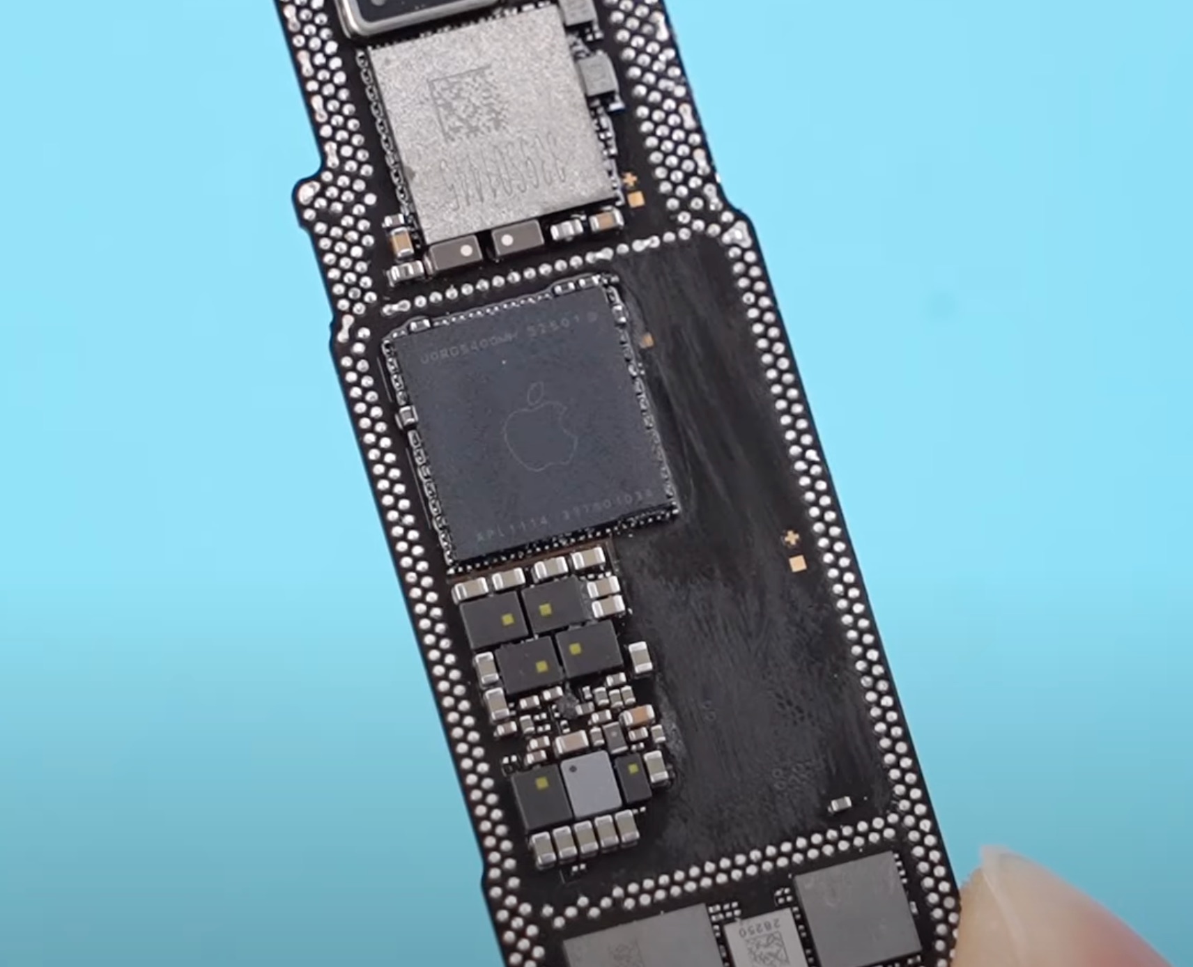 Módem C1 en una de las placas base del iPhone 16e, el primer módem de Apple