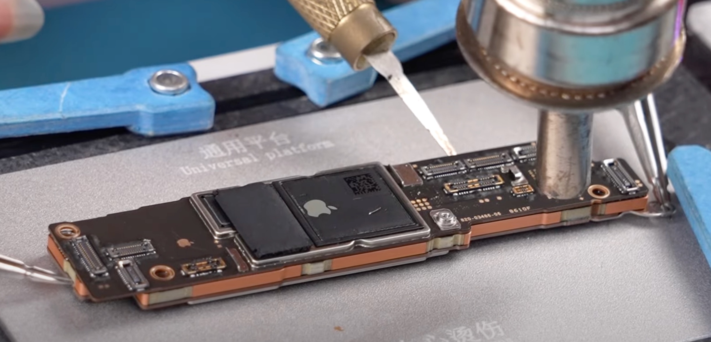 La placa base del iPhone 16e es de tipo sandwich, es decir, son dos placas soldadas por un enorme conector situado en todo el contorno de las mismas