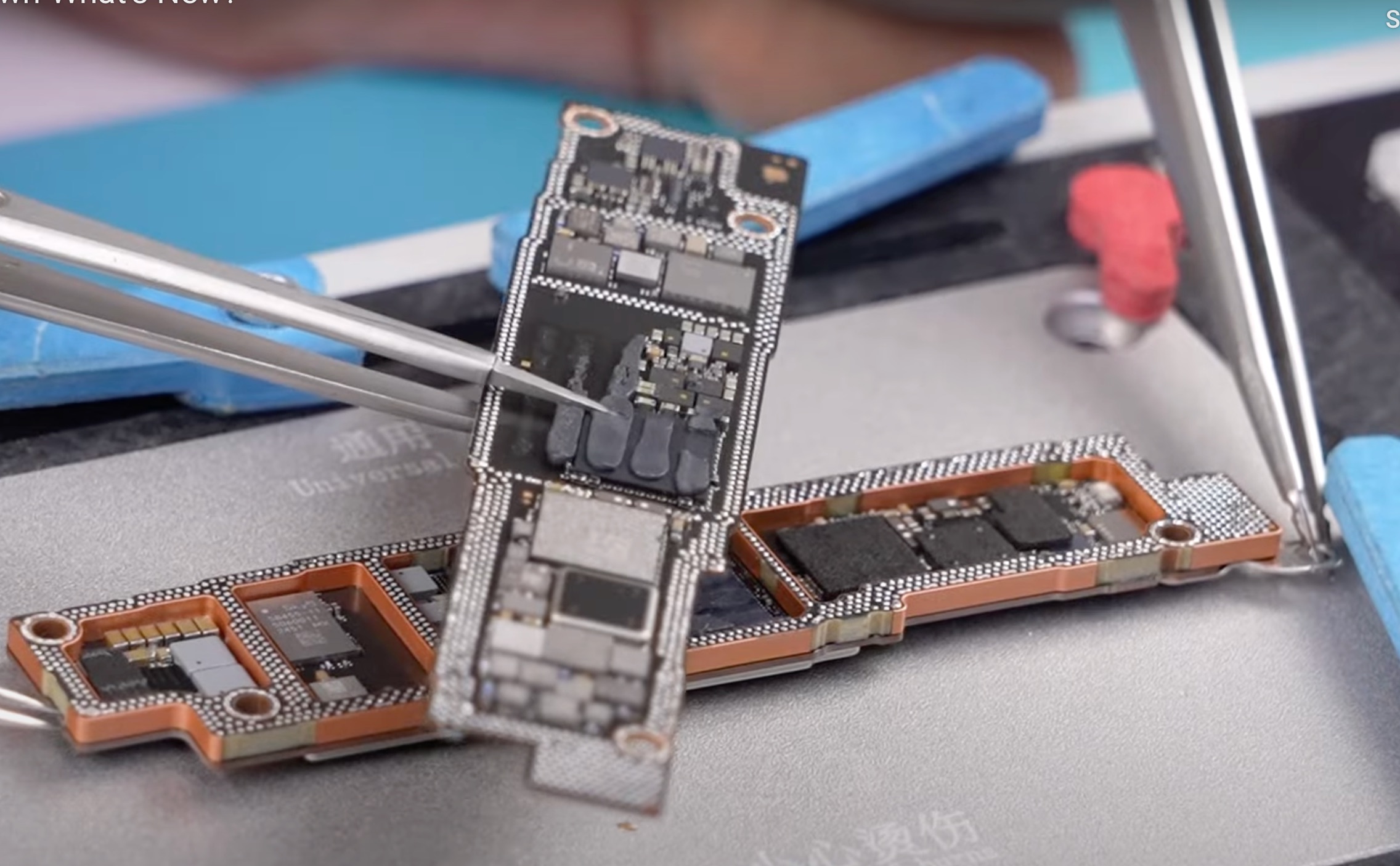 Aquí podemos ver las dos piezas del sandwich de placas base que se utiliza en el iPhone 16e