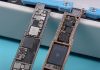 Las dos placas base del iPhone 16e, colocadas a modo de sandwich