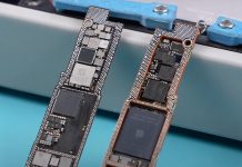 Las dos placas base del iPhone 16e, colocadas a modo de sandwich