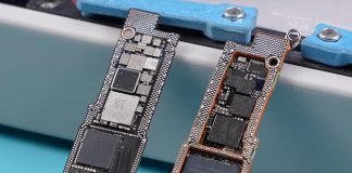 Las dos placas base del iPhone 16e, colocadas a modo de sandwich