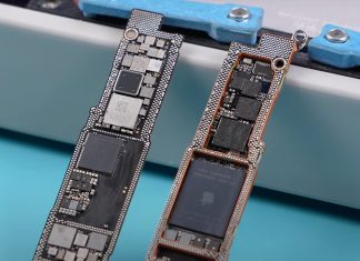 Las dos placas base del iPhone 16e, colocadas a modo de sandwich