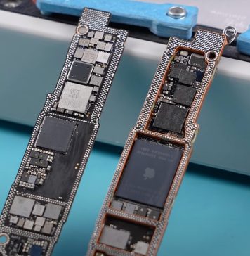 Las dos placas base del iPhone 16e, colocadas a modo de sandwich