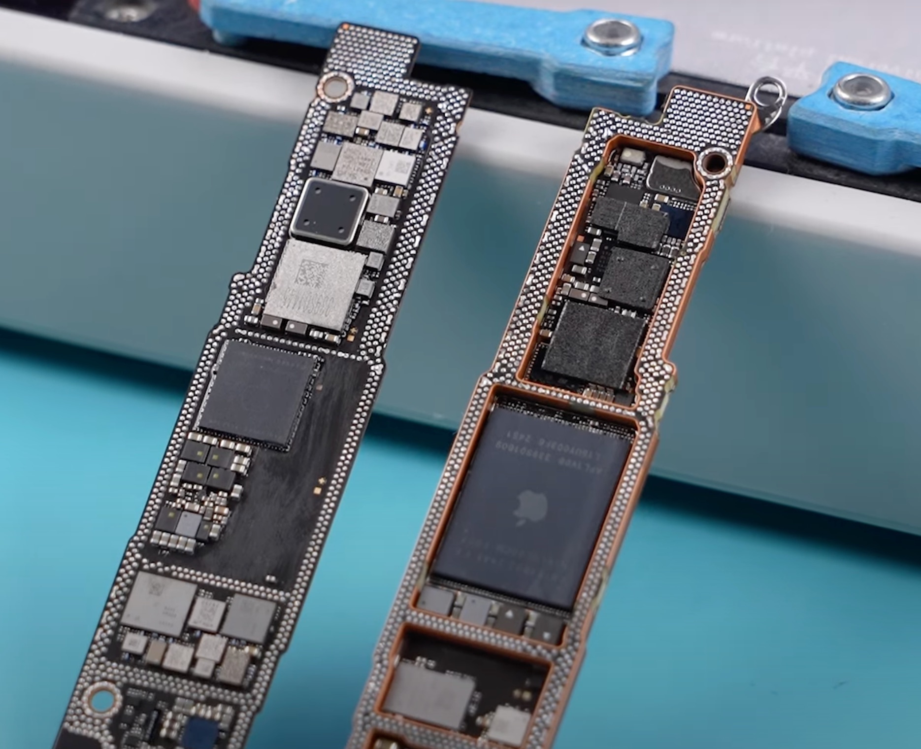 Las dos placas base del iPhone 16e, colocadas a modo de sandwich