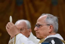 El Papa León XIV utilizando un Apple Watch en su primera misa, vía niccoloy en Threads.