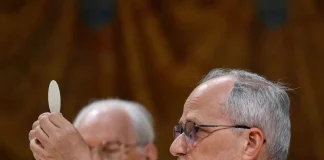 El Papa León XIV utilizando un Apple Watch en su primera misa, vía niccoloy en Threads.