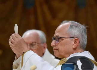 El Papa León XIV utilizando un Apple Watch en su primera misa, vía niccoloy en Threads.