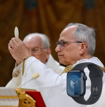 El Papa León XIV utilizando un Apple Watch en su primera misa, vía niccoloy en Threads.