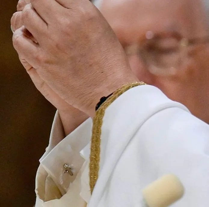 El Papa León XIV utilizando un Apple Watch en su primera misa