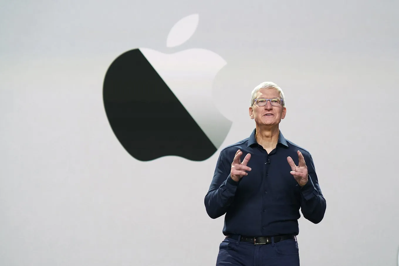 Tim Cook y el logo de Apple