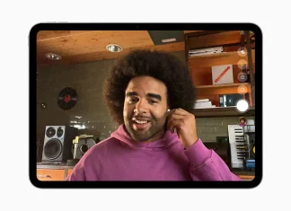 Usando los AirPods 4 para activar la grabación de vídeo en un iPad, y enviar audio desde sus micrófonos con alta calidad