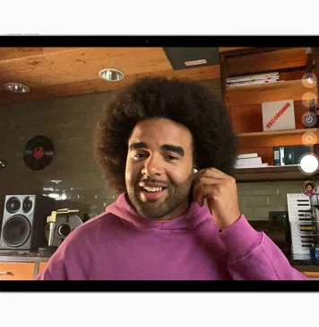 Usando los AirPods 4 para activar la grabación de vídeo en un iPad, y enviar audio desde sus micrófonos con alta calidad