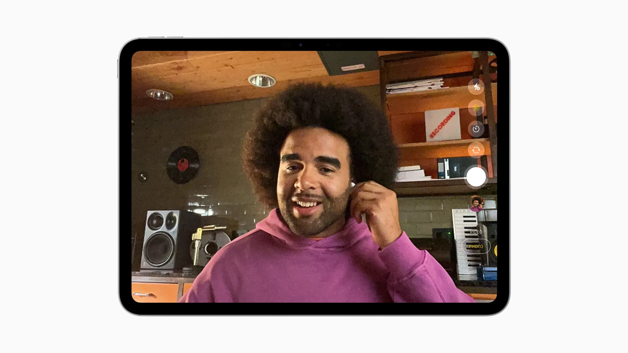 Usando los AirPods 4 para activar la grabación de vídeo en un iPad, y enviar audio desde sus micrófonos con alta calidad