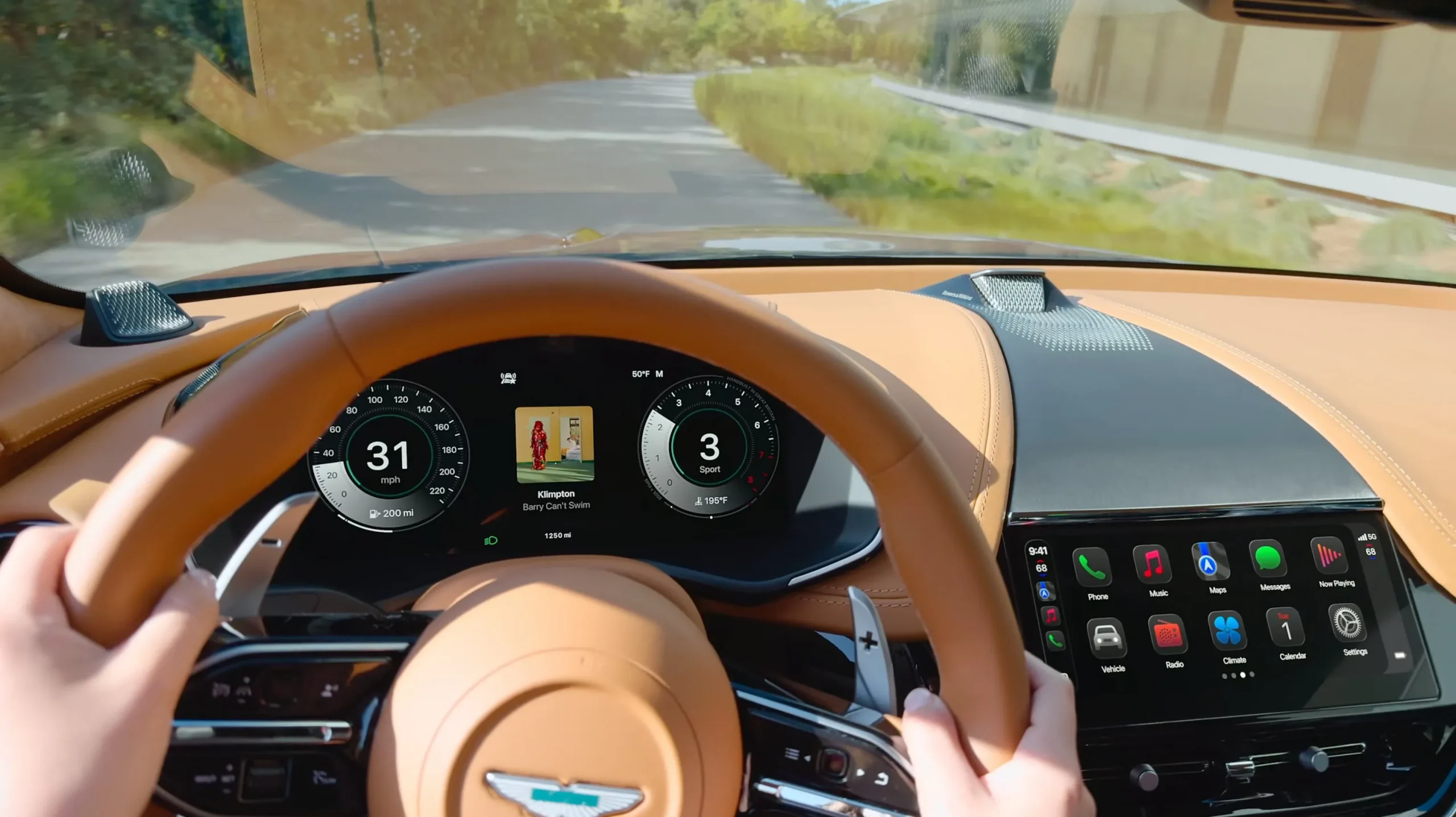 CarPlay en un Aston Martin, conduciendo por el Apple Park
