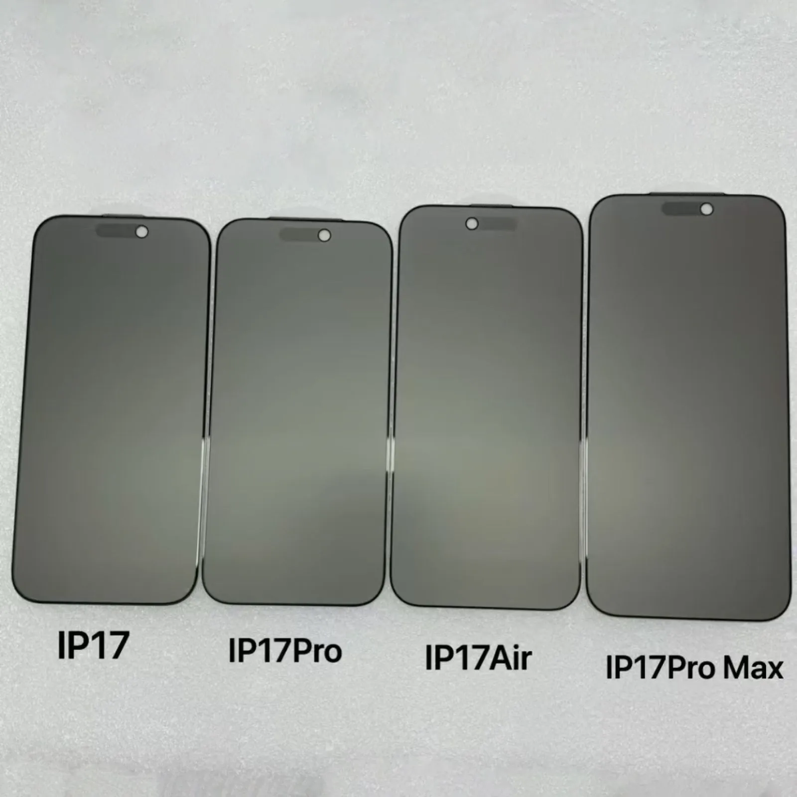 Protectores para la pantalla del iPhone 17 muestran que en el caso del iPhone 17 Air la cámara frontal está posicionada a la izquierda en lugar de a la derecha de la Dynamic Island