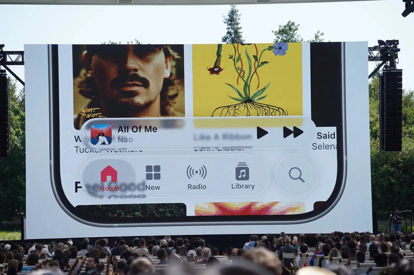 Durante la presentación de Apple, la interfaz Liquid Glass que se muestra deja bantante que desear en términos de legibilidad