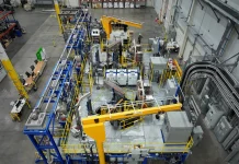 Fábrica con línea de reciclaje de MP Materials y Apple, que invierte dinero en esta primera empresa para reciclar y procesar tierras raras para imanes