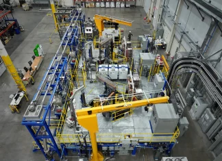 Fábrica con línea de reciclaje de MP Materials y Apple, que invierte dinero en esta primera empresa para reciclar y procesar tierras raras para imanes