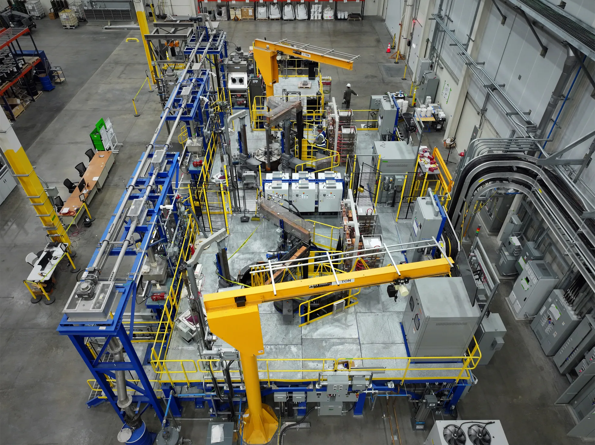 Fábrica con línea de reciclaje de MP Materials y Apple, que invierte dinero en esta primera empresa para reciclar y procesar tierras raras para imanes