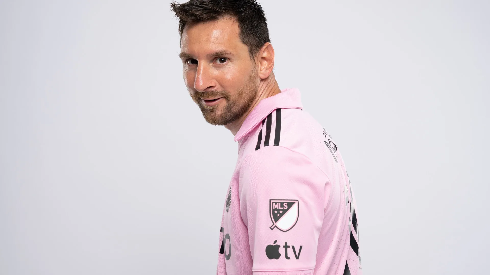 Messi con la camiseta del Inter Miami y el logo de Apple TV, como patrocinador del equipo