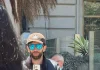 Un smarpthone con el diseño de cámaras traseras que se espera que tenga el iPhone 17 Pro aparece en la calle