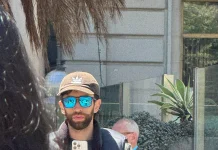Un smarpthone con el diseño de cámaras traseras que se espera que tenga el iPhone 17 Pro aparece en la calle