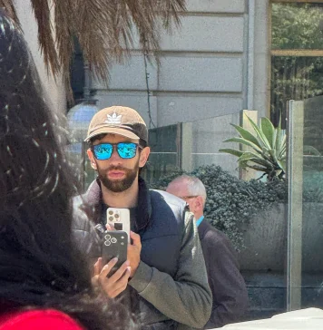 Un smarpthone con el diseño de cámaras traseras que se espera que tenga el iPhone 17 Pro aparece en la calle