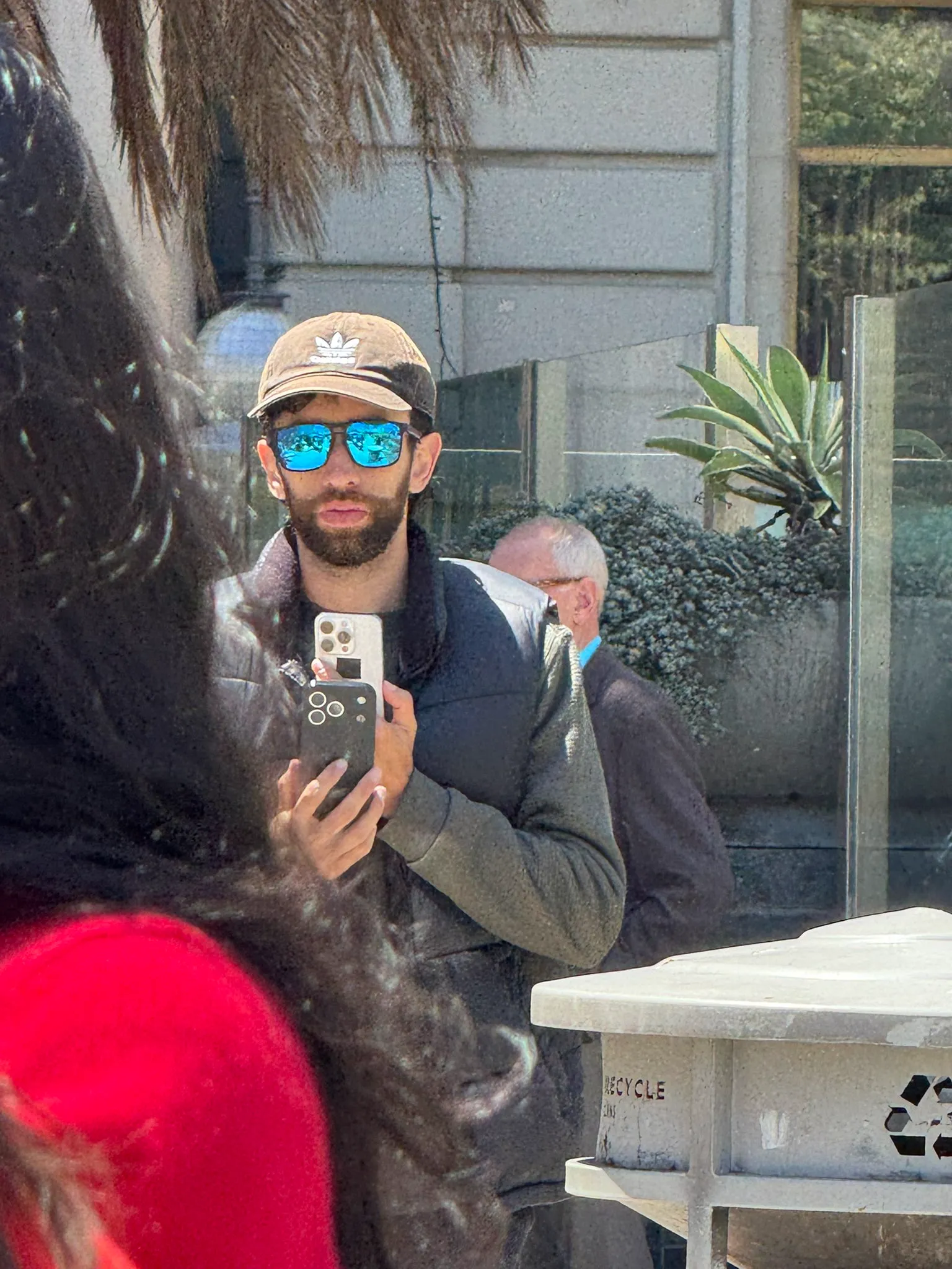 Un smarpthone con el diseño de cámaras traseras que se espera que tenga el iPhone 17 Pro aparece en la calle
