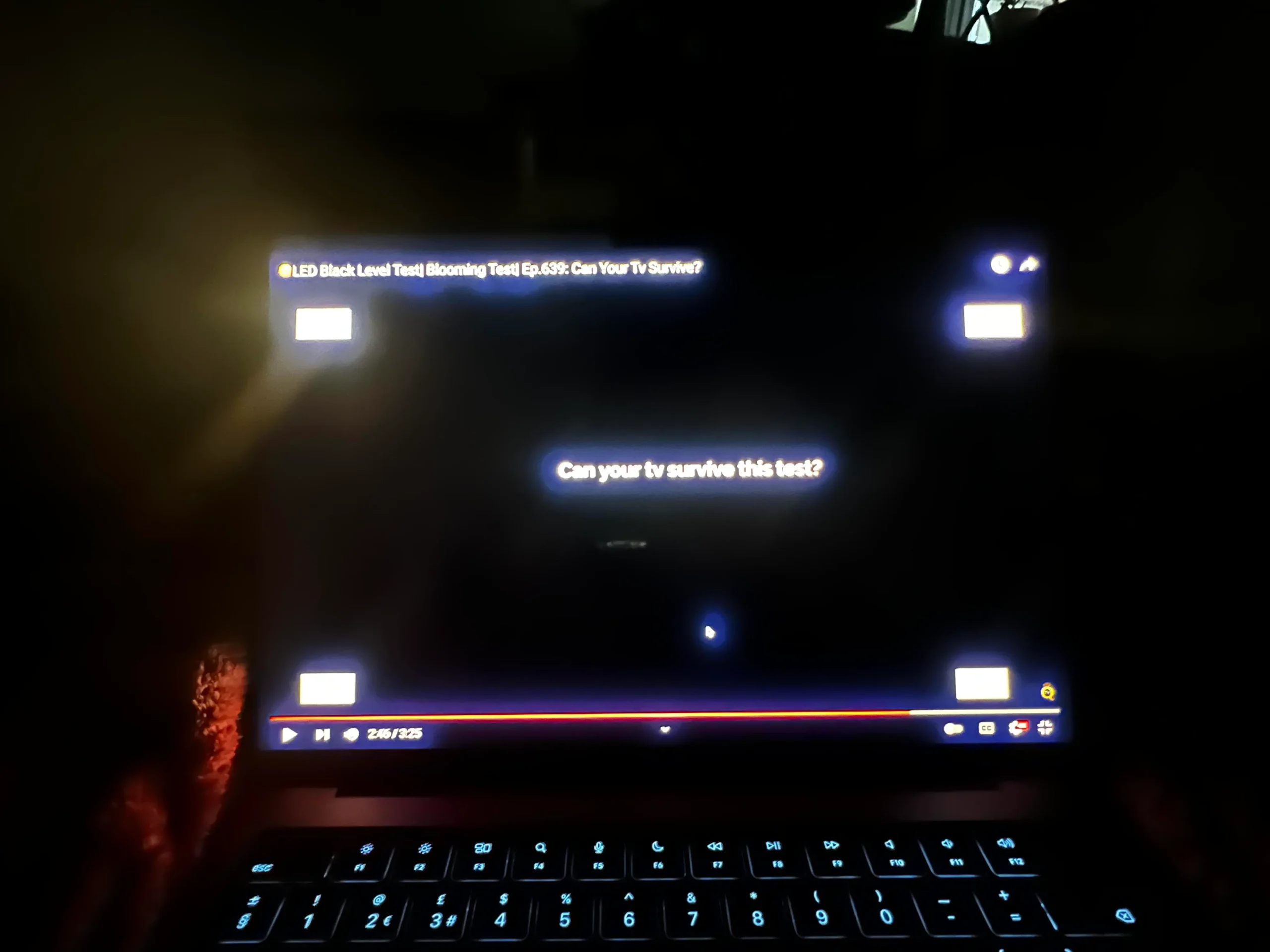 MacBook Pro mostrando brillos alrededor de letras en su pantalla mini-LED