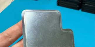 Supuesta batería del iPhone 17 Pro con un espacio para la bandeja y lector de tarjetas SIM físicas