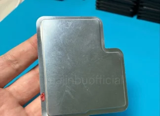 Supuesta batería del iPhone 17 Pro con un espacio para la bandeja y lector de tarjetas SIM físicas
