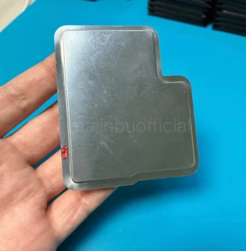 Supuesta batería del iPhone 17 Pro con un espacio para la bandeja y lector de tarjetas SIM físicas