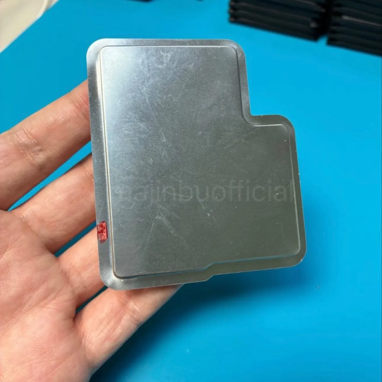 Supuesta batería del iPhone 17 Pro con un espacio para la bandeja y lector de tarjetas SIM físicas
