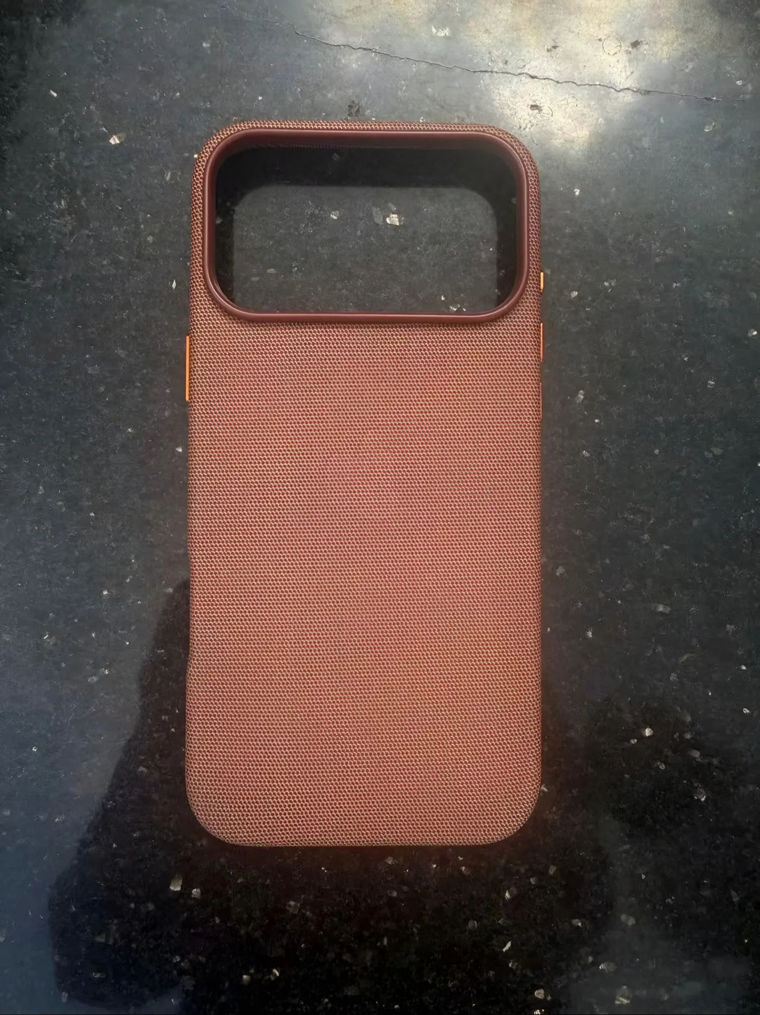 Supuesta funda de Apple con el nuevo material que sustituye al trenzado fino
