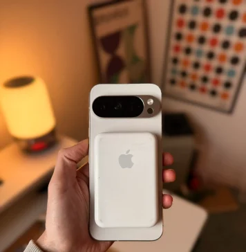 Batería MagSafe de Apple en un Pixel 10 Pro XL