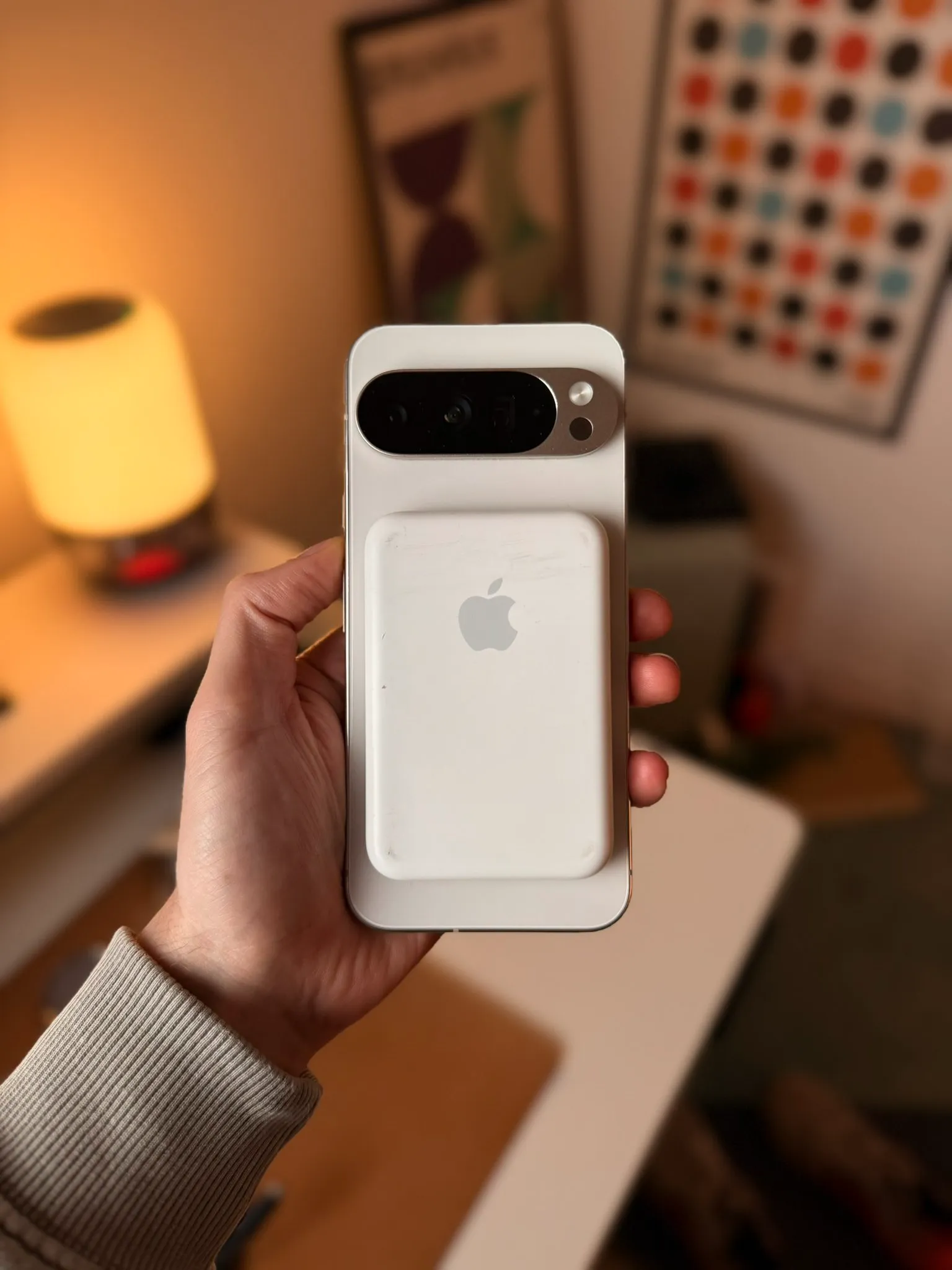 Batería MagSafe de Apple en un Pixel 10 Pro XL