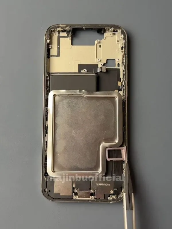 Así quedaría la batería en el interior de un iPhone 17 Pro con siporte para tarjetas SIM físicas