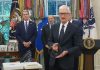 Regalo de Tim Cook a Donald Trump con oro de 24 quilates y cristal de Corning, 100% hecho en EEUU