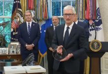 Regalo de Tim Cook a Donald Trump con oro de 24 quilates y cristal de Corning, 100% hecho en EEUU