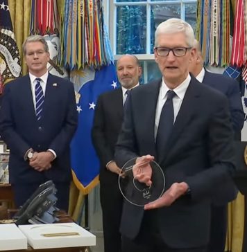 Regalo de Tim Cook a Donald Trump con oro de 24 quilates y cristal de Corning, 100% hecho en EEUU