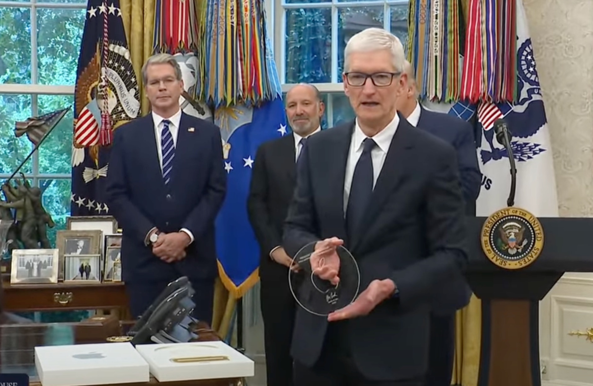 Regalo de Tim Cook a Donald Trump con oro de 24 quilates y cristal de Corning, 100% hecho en EEUU