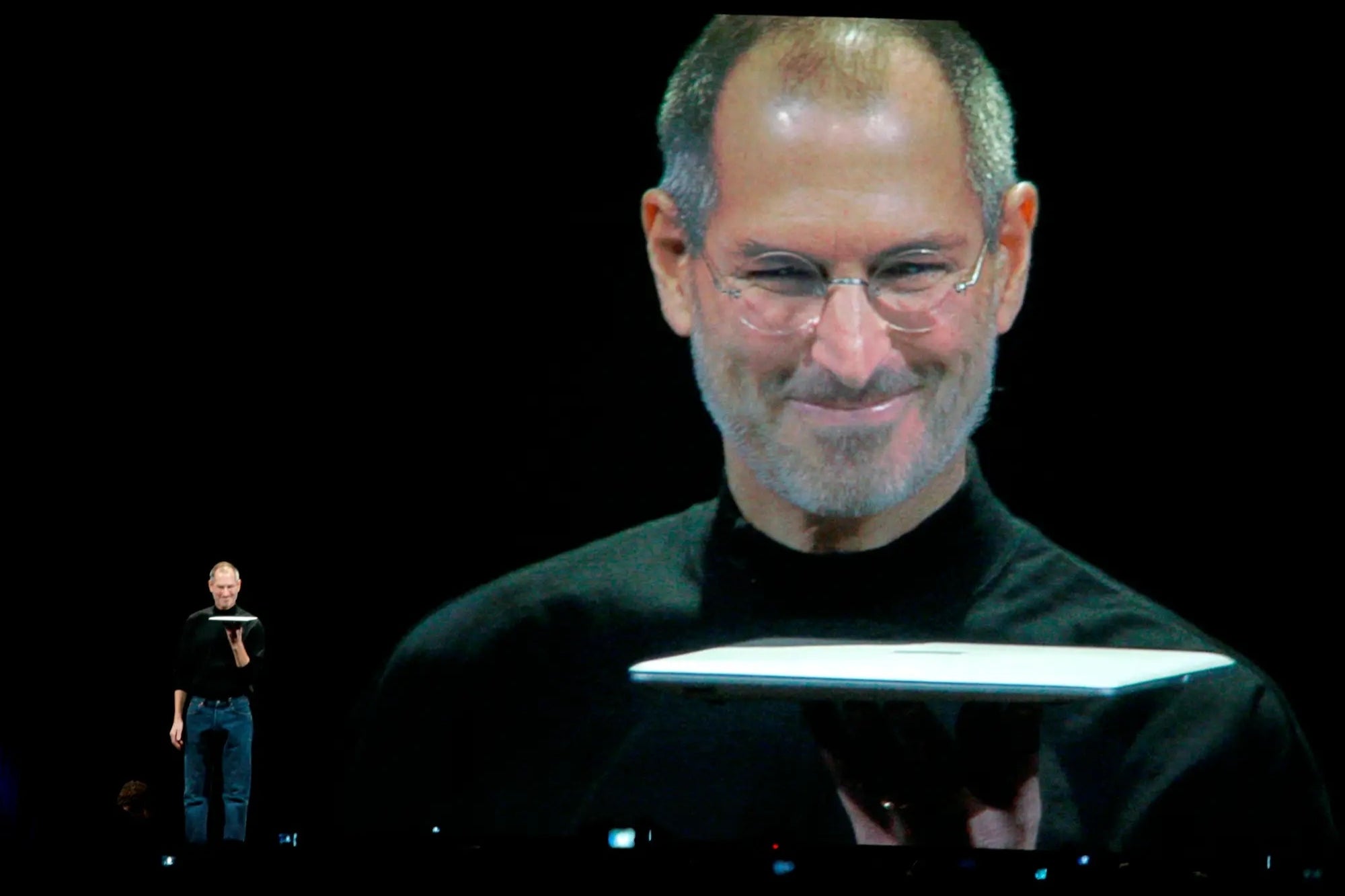 Steve Jobs presentando el primer MacBook Air
