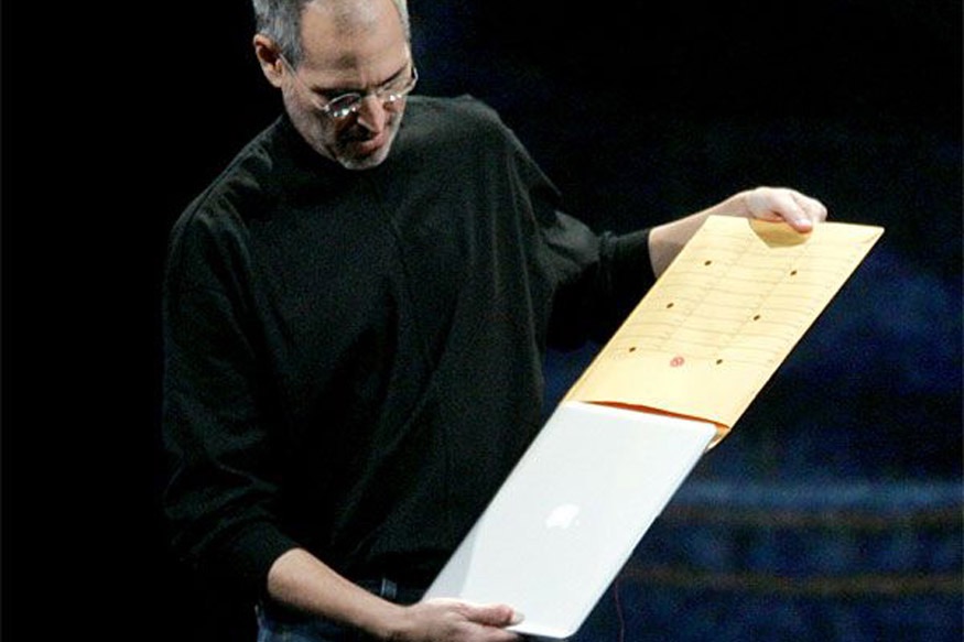Steve Jobs sacando un MacBook Air de un sobre estándar