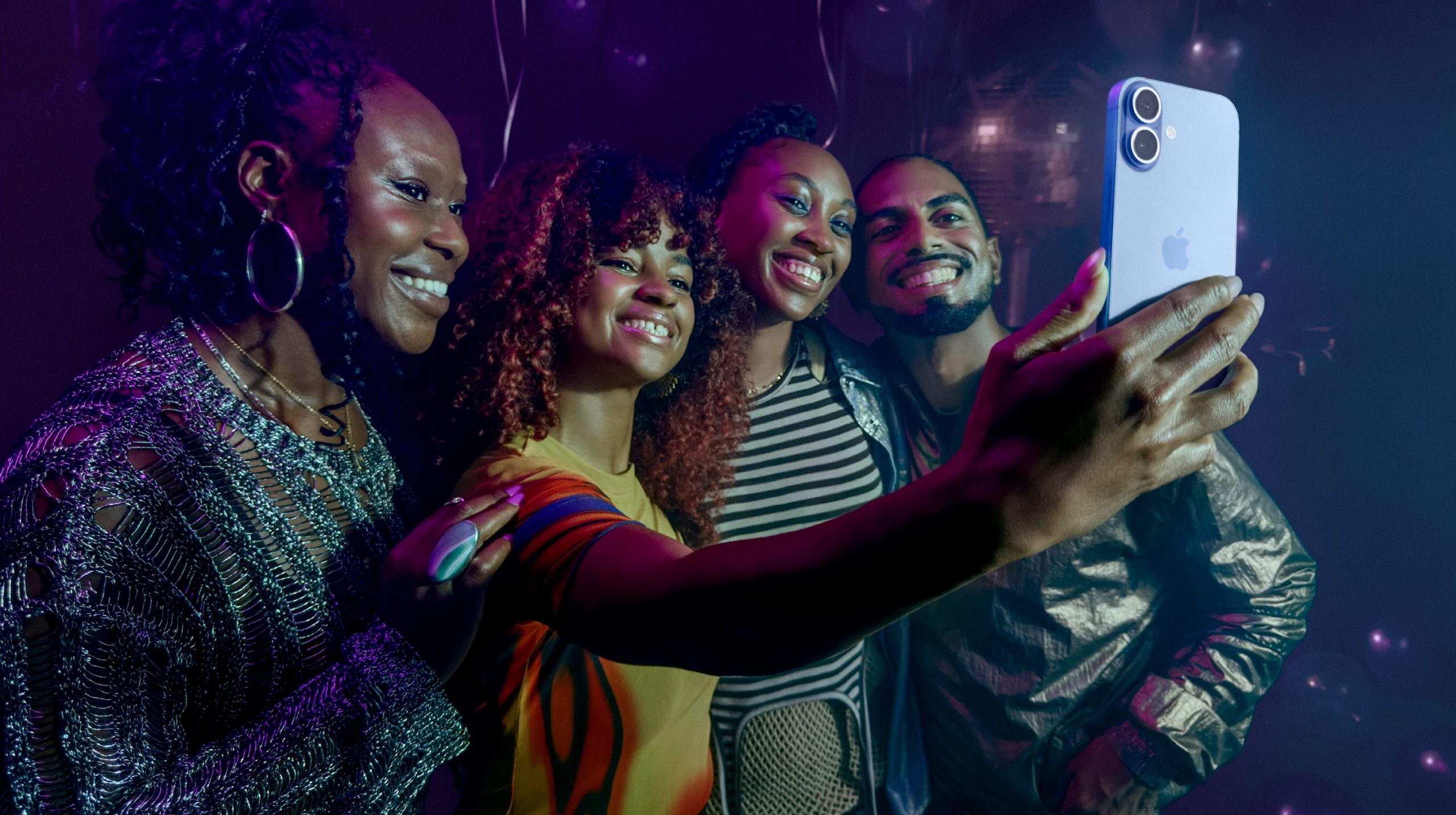 Haciéndose un Selfie con amigas y Center Stage en un iPhone 17