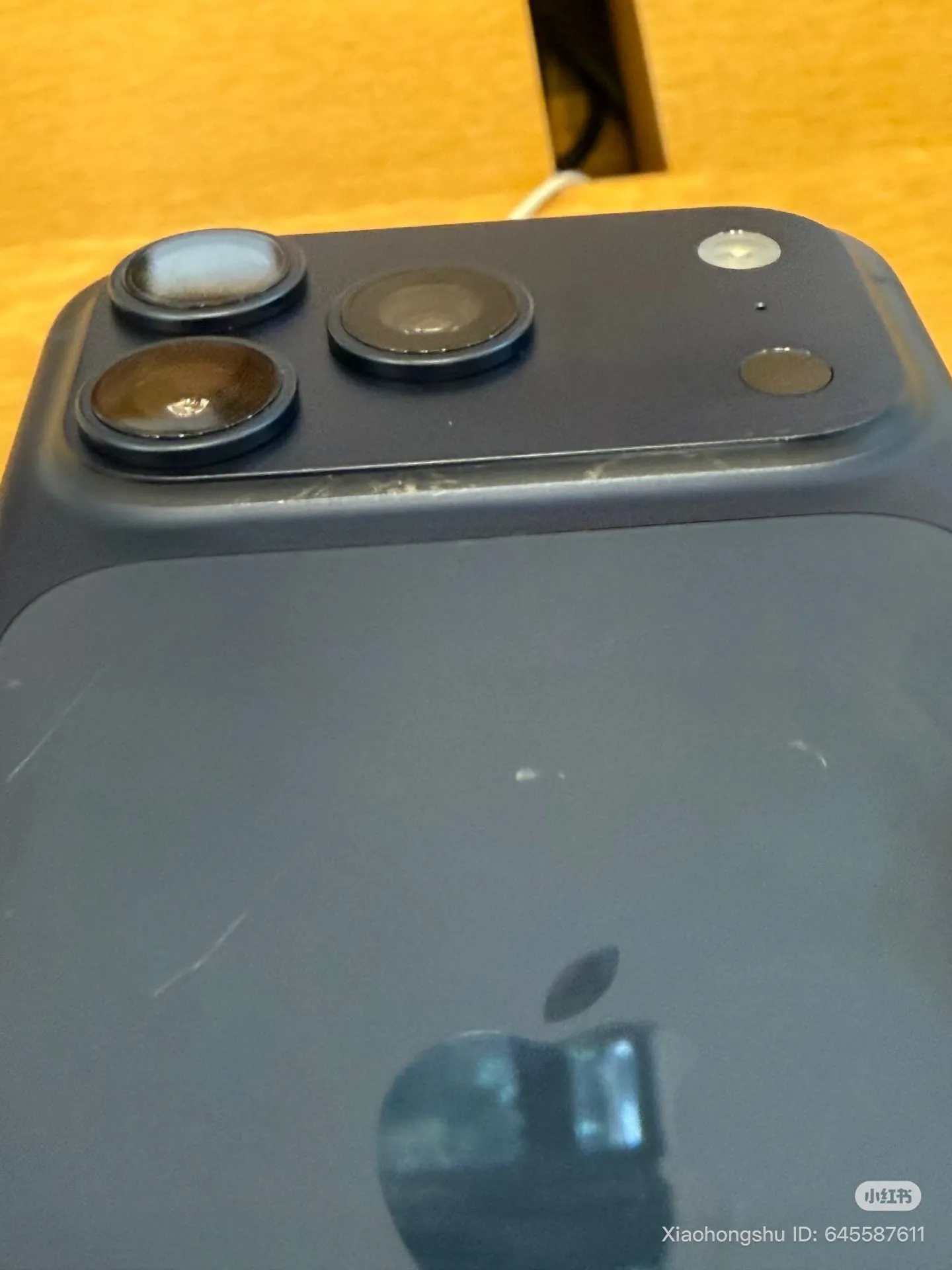 iPhone 17 Pro arañado en una Apple Store