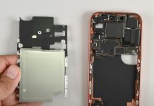 Batería del iPhone 17 Pro dentro de su caja metálica, y pegada a una bandeja que la mantiene en su lugar detro del iPhone