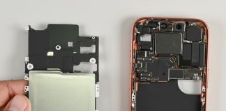 Batería del iPhone 17 Pro dentro de su caja metálica, y pegada a una bandeja que la mantiene en su lugar detro del iPhone