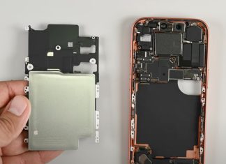 Batería del iPhone 17 Pro dentro de su caja metálica, y pegada a una bandeja que la mantiene en su lugar detro del iPhone